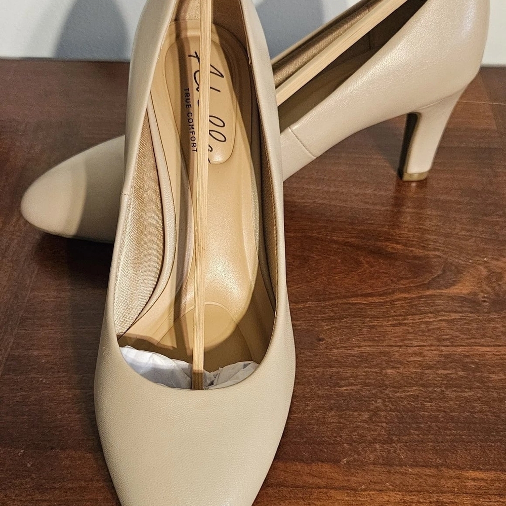 Abella Women's Cream Pumps